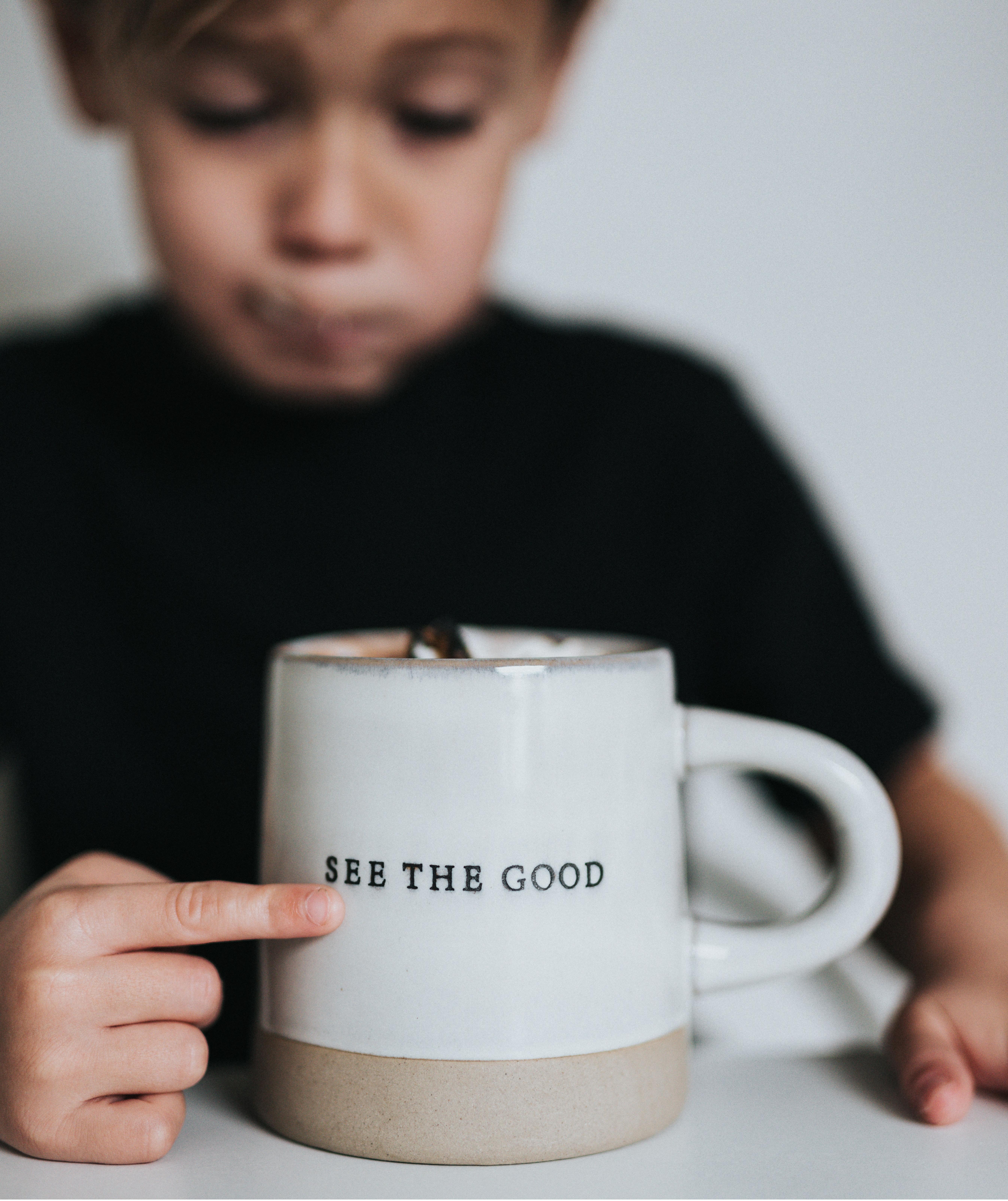 Boy pointing at a mug printed with See the Positive; Photo by <a href="https://unsplash.com/ja/@nate_dumlao?utm_source=unsplash&utm_medium=referral&utm_content=creditCopyText">Nathan Dumlao</a> on <a href="https://unsplash.com/s/photos/psychology?utm_source=unsplash&utm_medium=referral&utm_content=creditCopyText">Unsplash</a>   